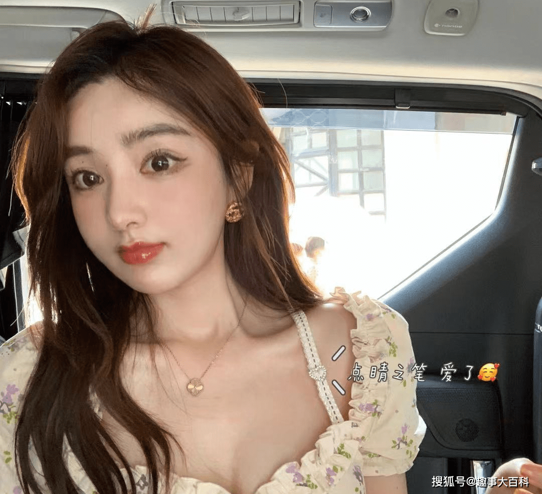 美女网红引群嘲!雨天坐轮椅出行称脚有洁癖,还将脚踩商店椅子上