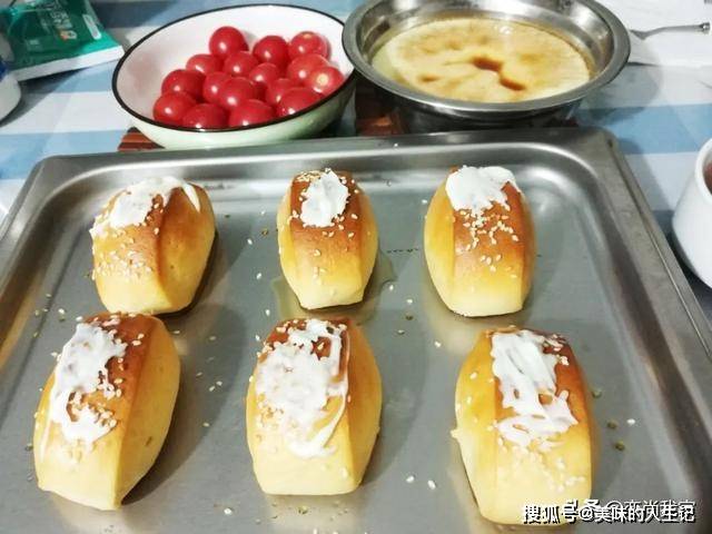 做法|早餐冷馒头换一种方式吃特别香,奶香烤馒头的做法