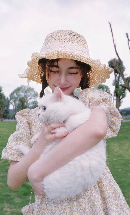 原创许佳琪怀抱猫咪俏皮可人雪肤娇嫩太性感美艳了