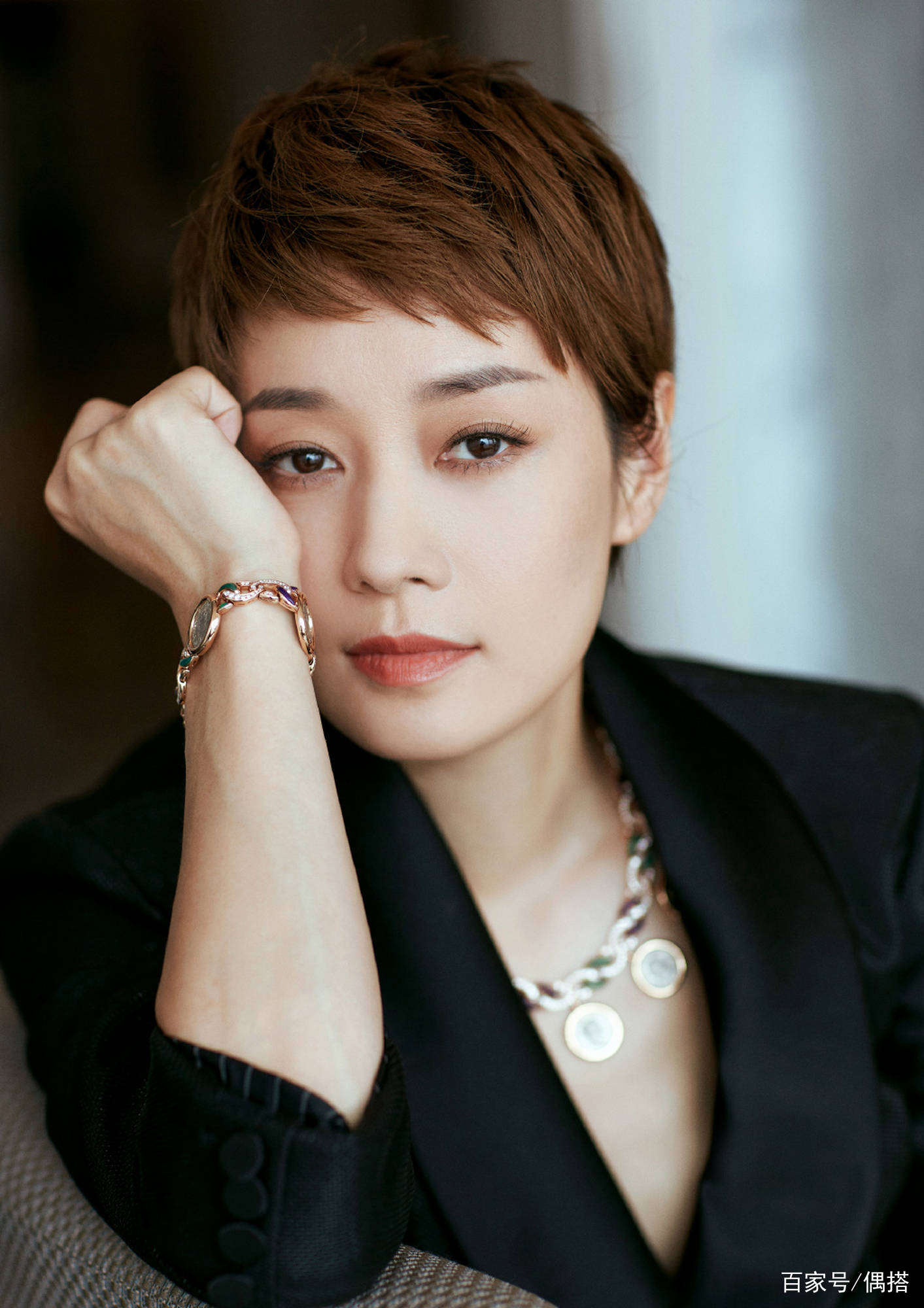 马伊琍|43岁马伊琍厉害了！大胆挑战甜美西装造型，干练具有女人味，爱了