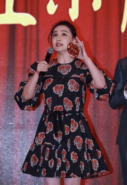 浅色|陈德容开始中年发福？穿印花裙身材变“壮实”，幸好女神气质仍在