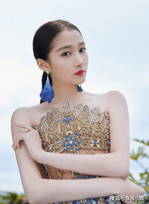 晚礼服|“关晓彤”终于惊艳了红毯,穿抹胸连衣裙腰部“挖空”,气场开挂