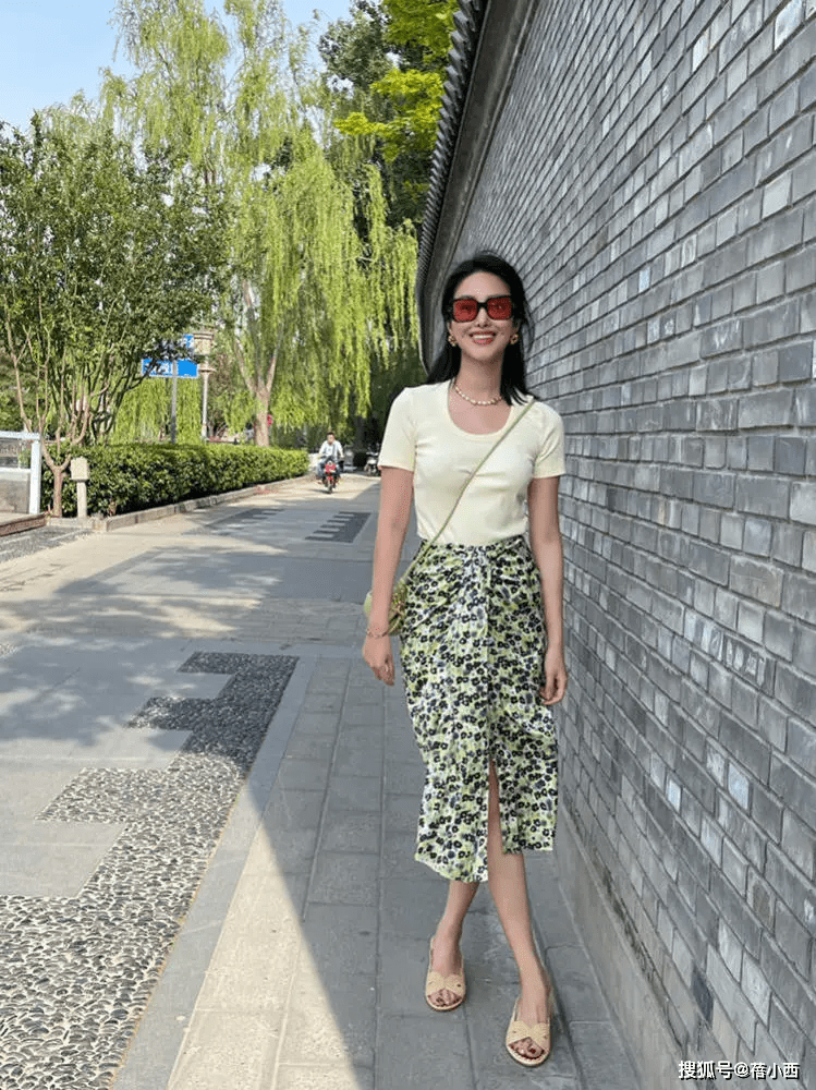 草帽|杨采钰跟其他阔太不一样，穿黑色紧身裙配短靴就出门，简约又高级