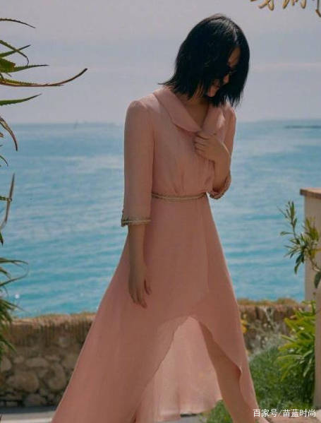 显得|许晴衣品太高调，一袭低胸纱裙+驴蹄鞋，轻松美成C位