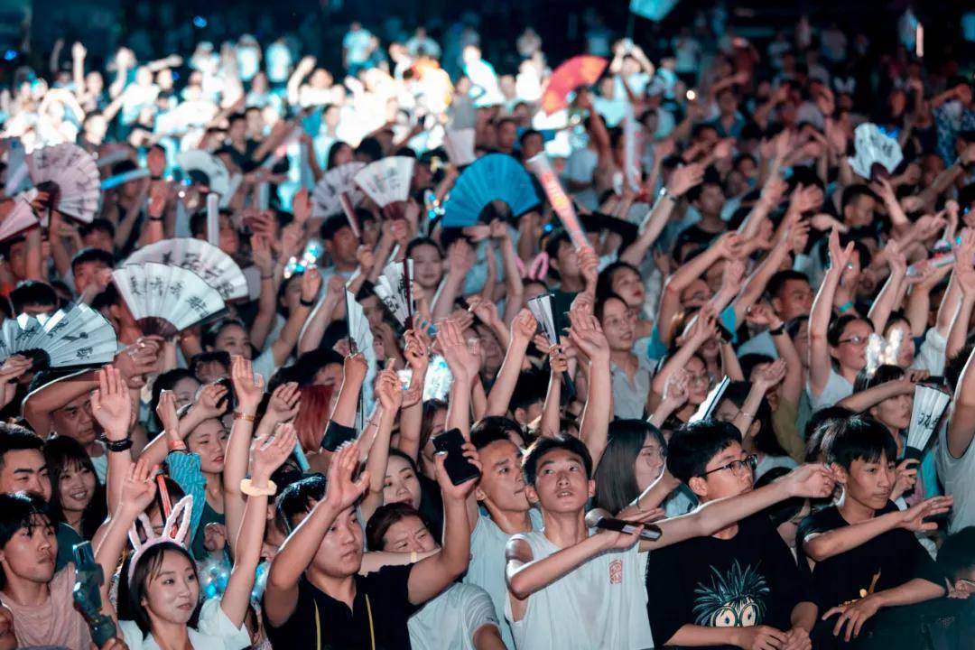 云台山电音节带你嗨翻夏夜动感的电子音浪,劲爆的摇滚现场电音狂欢