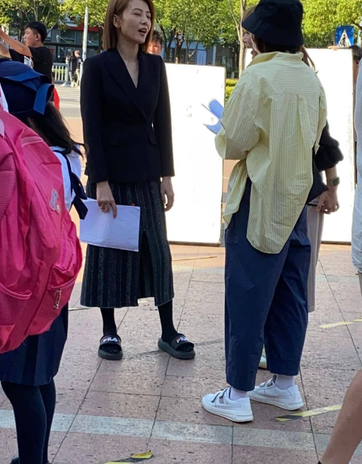仙鹤|高圆圆街头拍戏太瘦了，穿西装瘦出柳叶腰，踩凉拖“仙鹤腿”抢镜