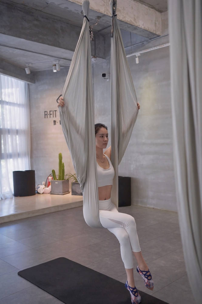 身材|张馨月为婚礼瘦身，穿瑜伽裤体验高难度动作，看曲线真不像孩子妈