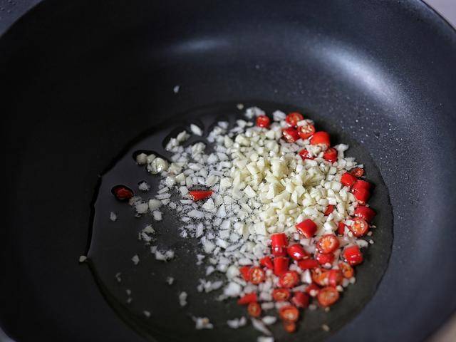 下锅|又到了一年花甲季，花甲和它更配哦，一起烤一烤，爽滑入味超好吃
