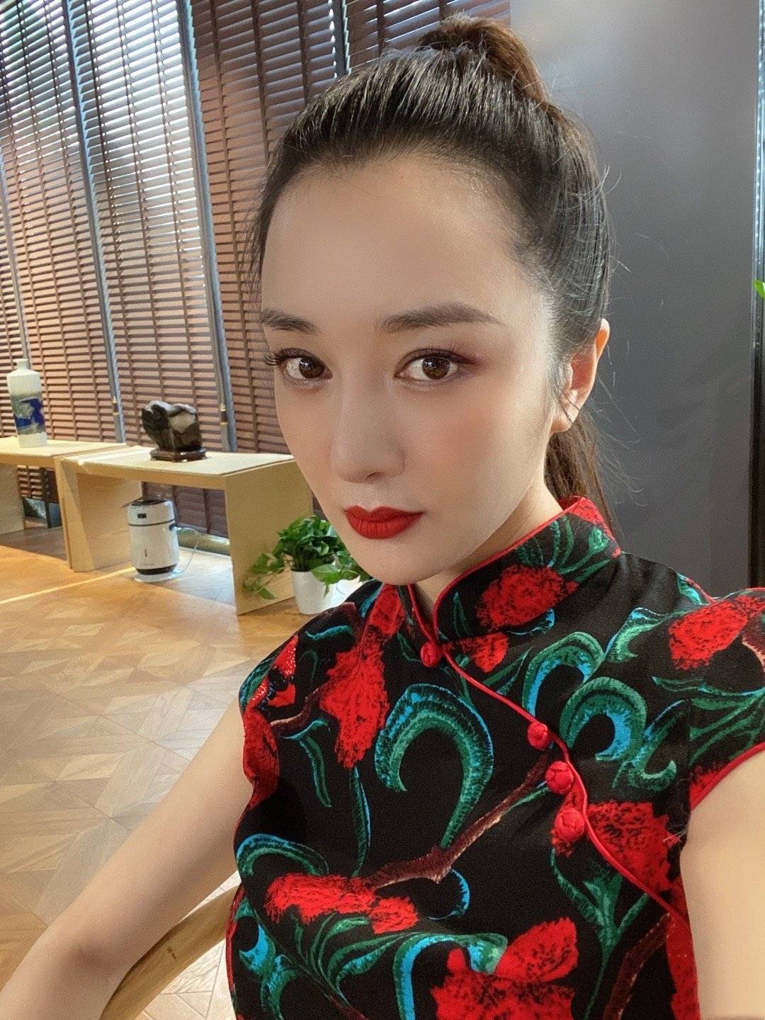 黑色|“坏女人专业户”李依晓,红黑色印花旗袍亮相,现实比剧中美太多