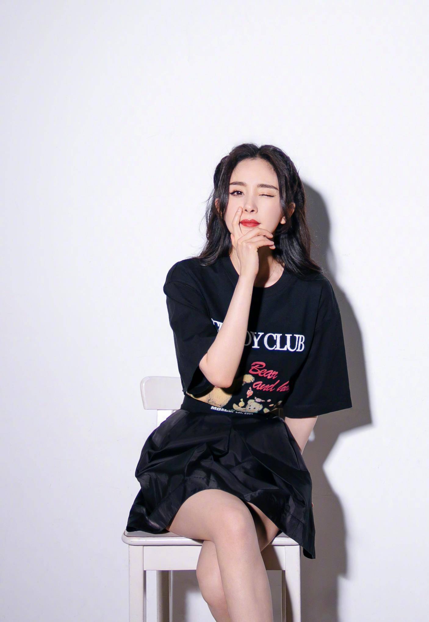 柠檬精|黑T恤比白T恤更显瘦时髦?娜扎、杨幂告诉你就是这样,谁穿都美!