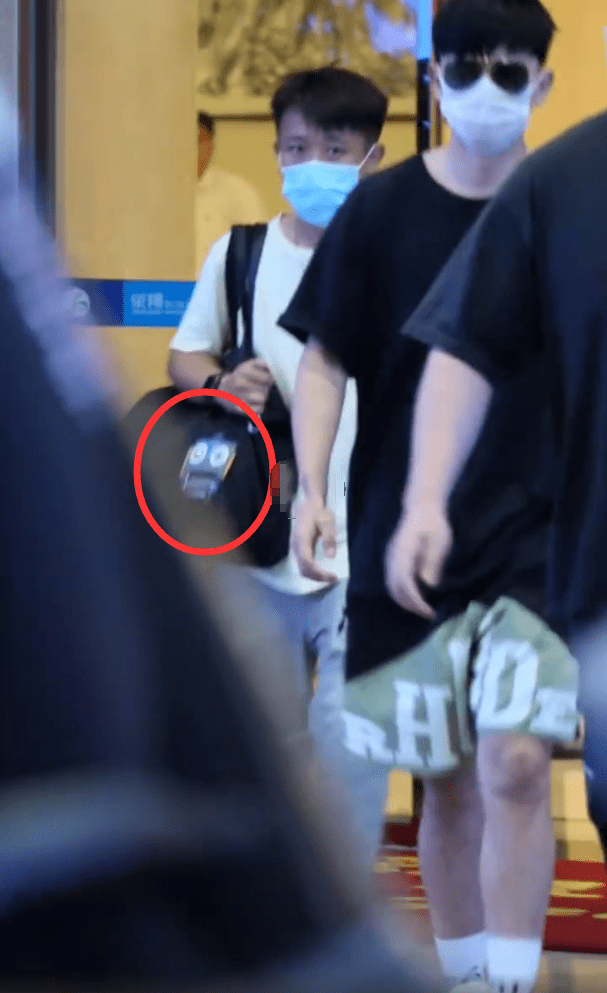 网友|谢娜二胎后复工？张杰现身录《快本》，背谢娜的妈妈包疑引开视线