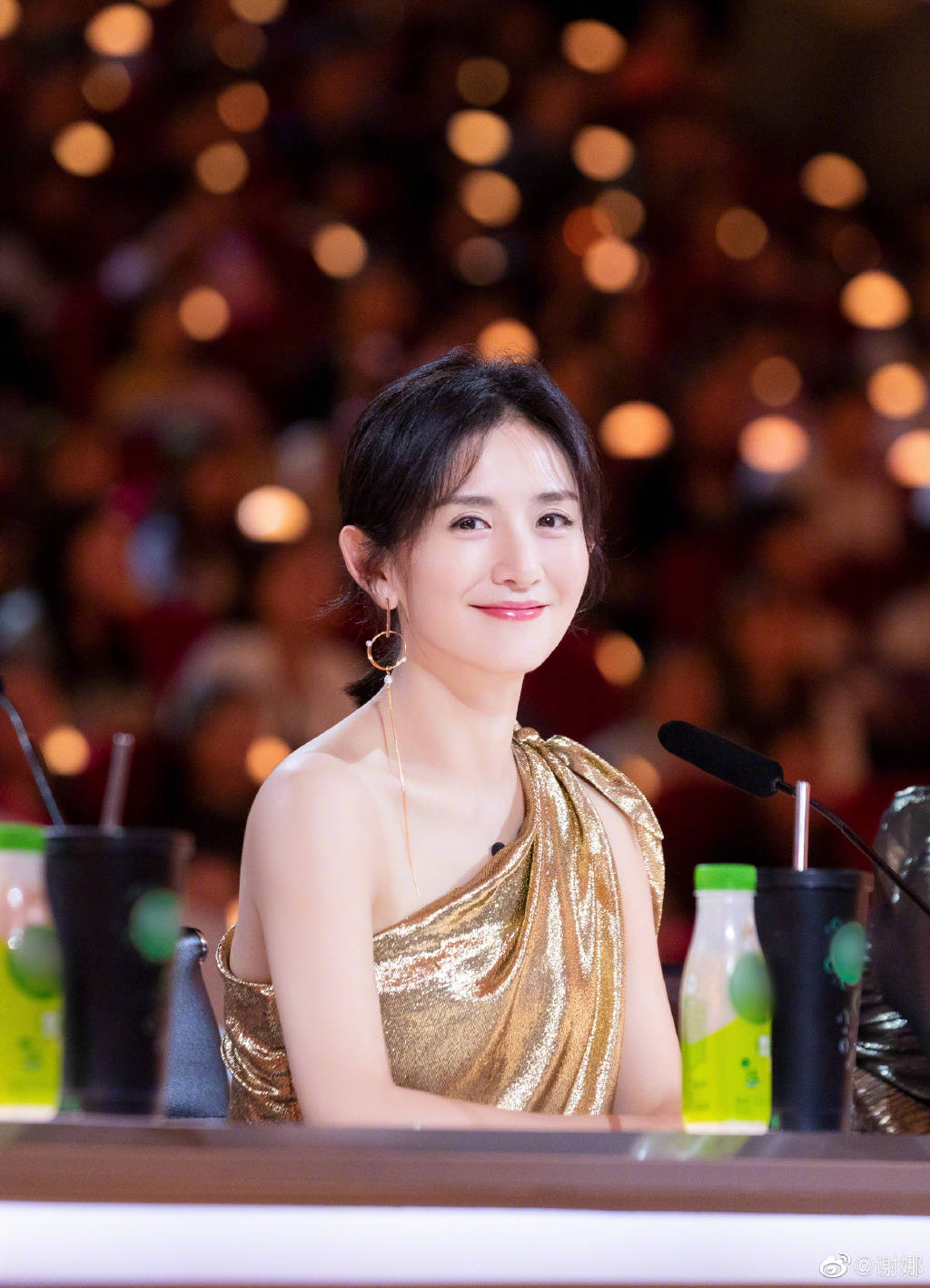 网友|谢娜二胎后复工？张杰现身录《快本》，背谢娜的妈妈包疑引开视线