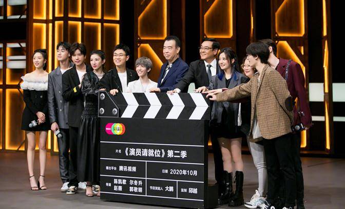 黑色|赵薇放大招,学杨幂穿西装黑丝袜超惊艳,掀起刘海梳油头霸气开挂