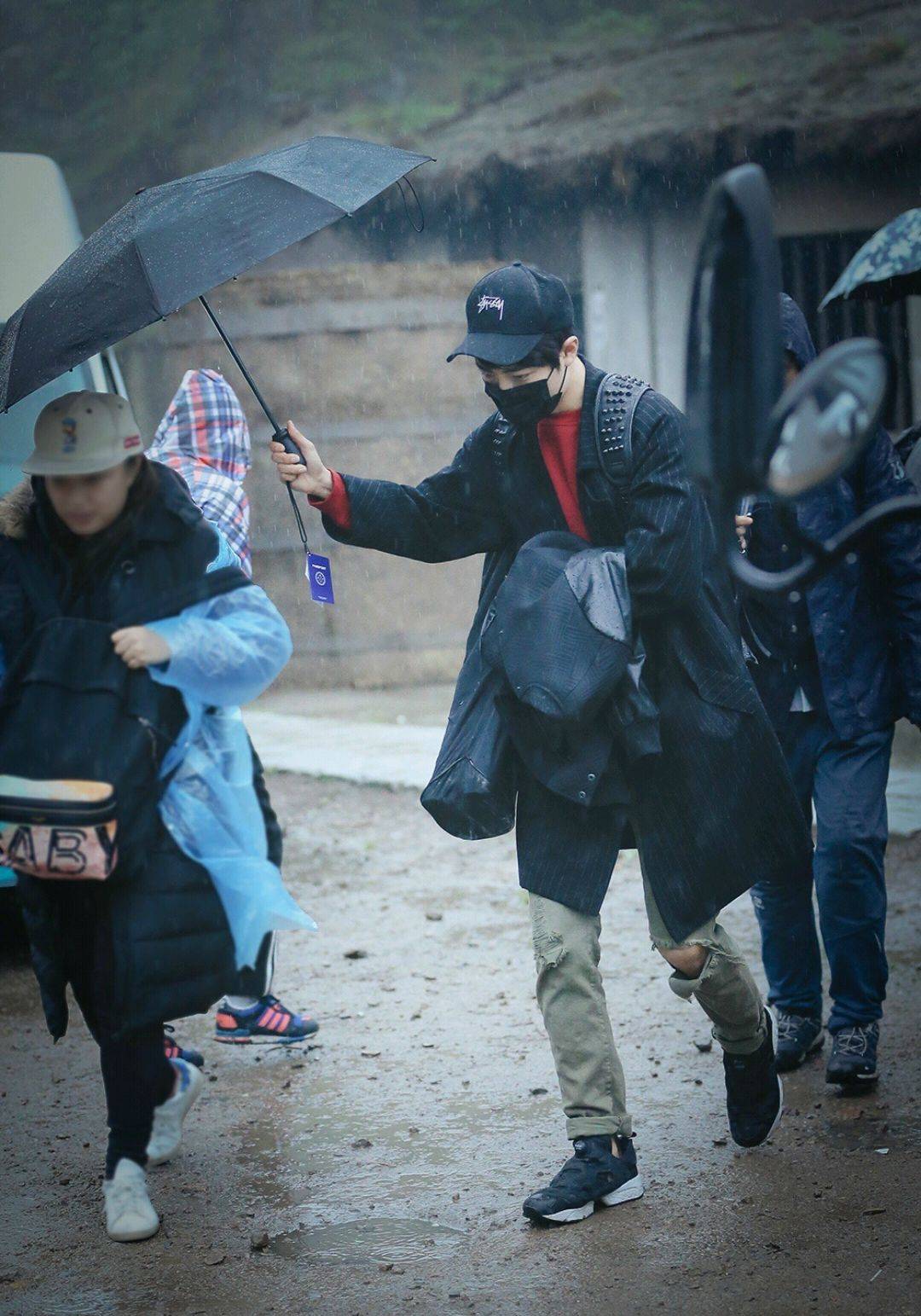 黑色|“穿搭教科书”肖战，27套夏夏卫衣男神造型，套套时髦又帅气