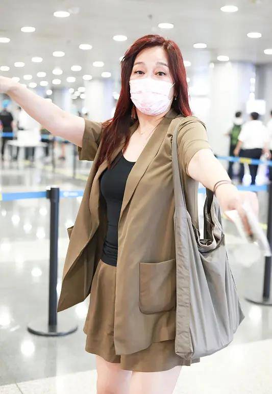 黑色|陈松伶真瘦了！穿西装配短裤无赘肉，坐姿优雅显气质