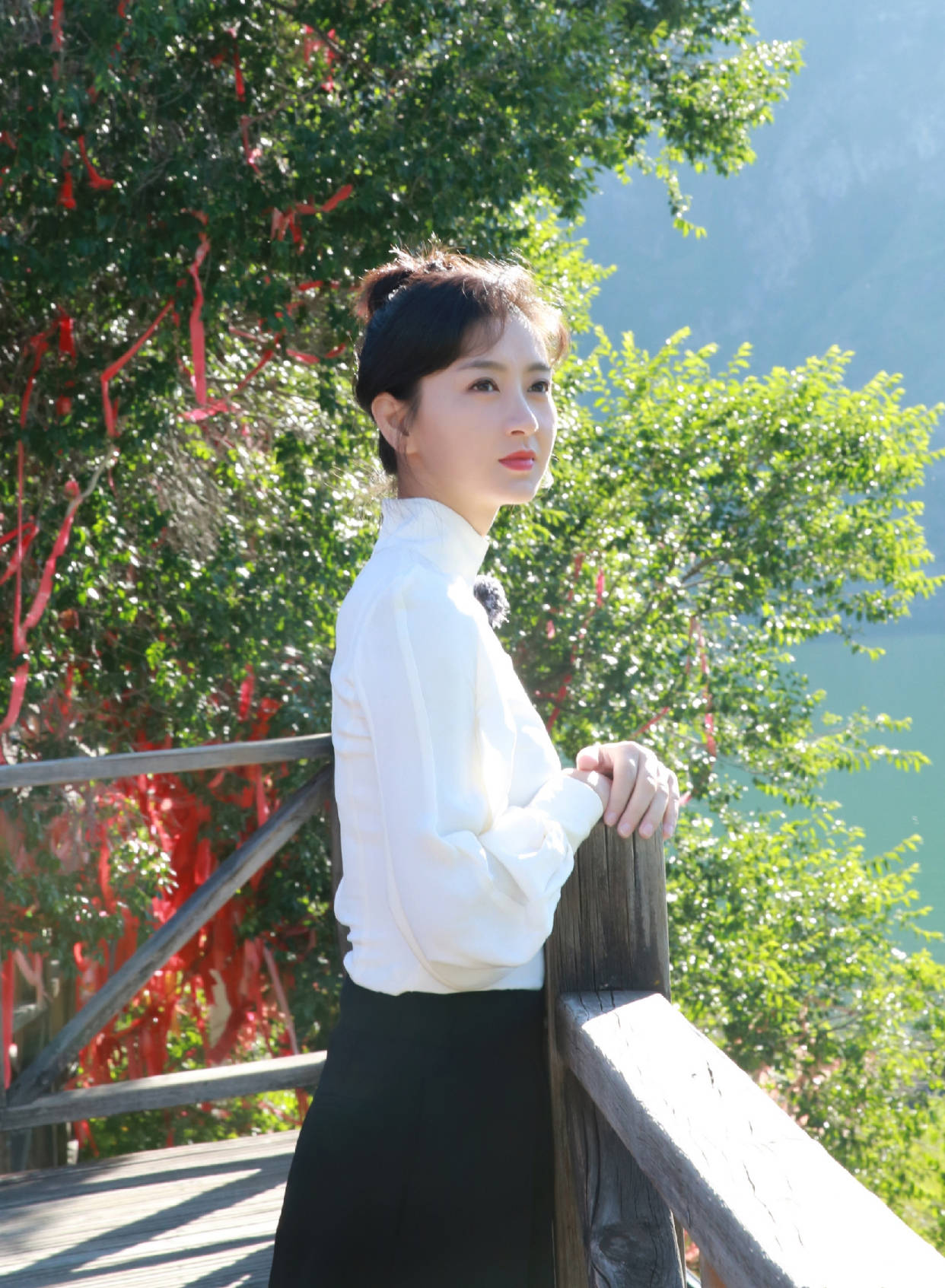 女王|“眉庄姐姐”发力了!3D立体长裙搭配烈焰红唇,美艳霸气如女王