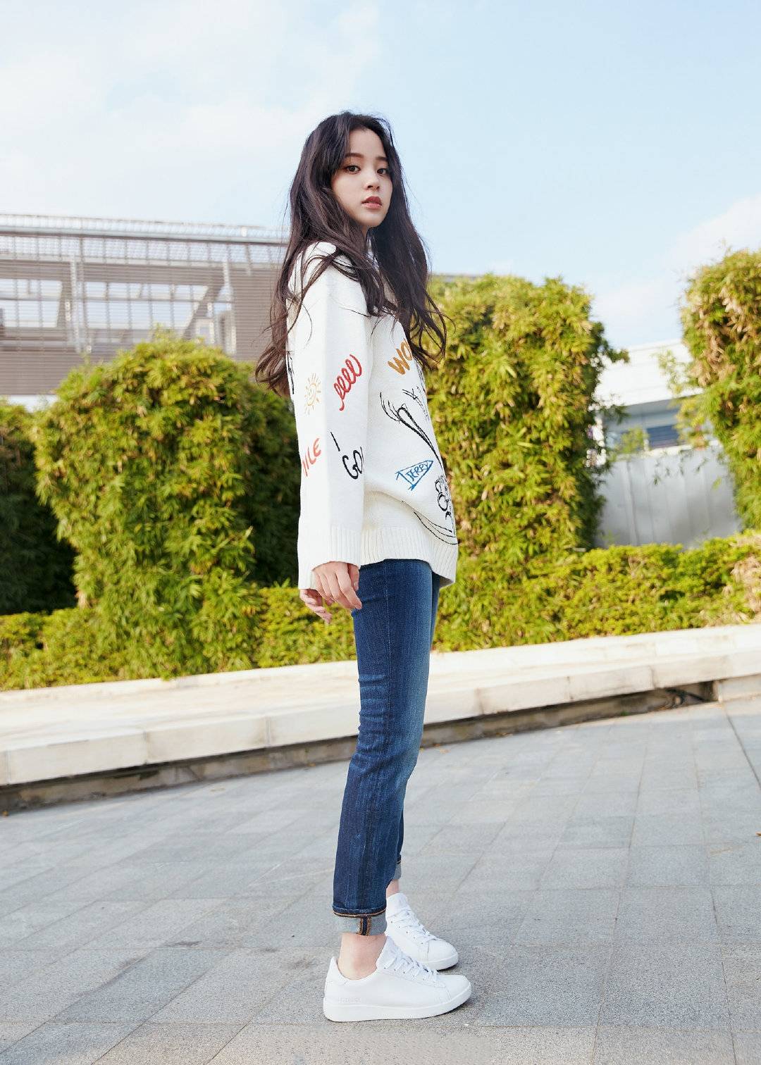 毛衣|“盐甜女孩”欧阳娜娜,针织开衫美出新高度,时尚表现力00后少见