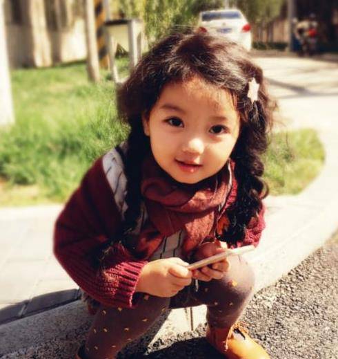 灵气|阿拉蕾与妹妹拍大片，脸色憔悴笑容僵硬，妹妹反倒很出彩