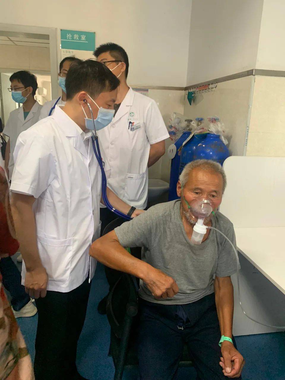 安徽阜阳:阜南县人民医院门诊雾化室迎来首批雾化病人