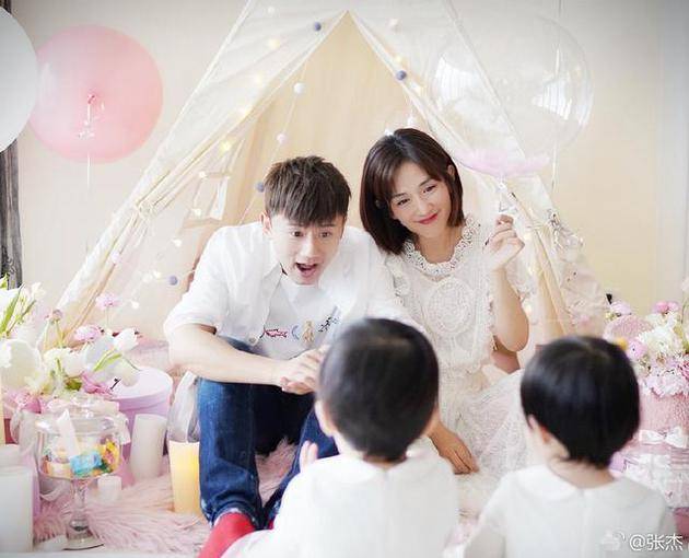 网友|谢娜二胎后复工？张杰现身录《快本》，背谢娜的妈妈包疑引开视线