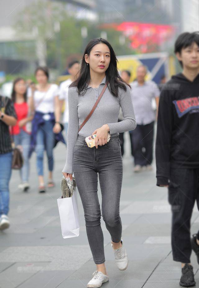 设计|黑色短款上衣，方领设计更显独特，泡泡袖装饰显瘦又时尚