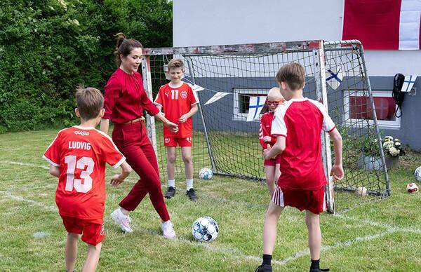 显得|诗丽吉年轻时穿休闲装亮相，显得她又矮又胖，还是紧身装适合她
