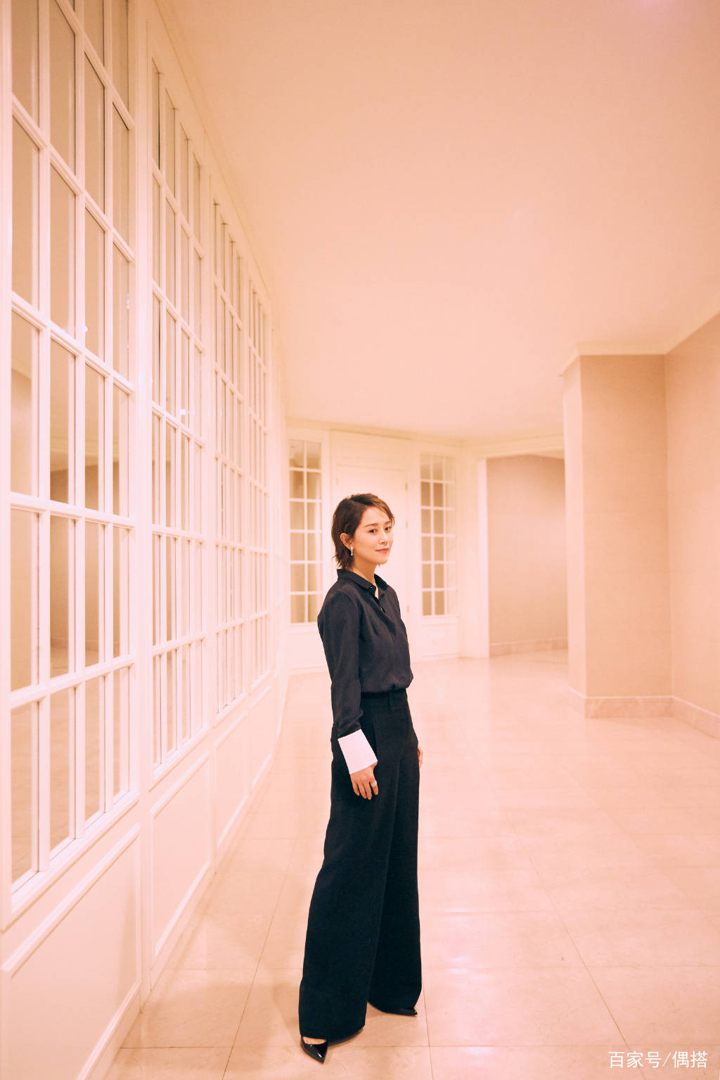 黑色|海清不低调，白衬衫搭黑长裙优雅干练，41岁展现知性女人魅力