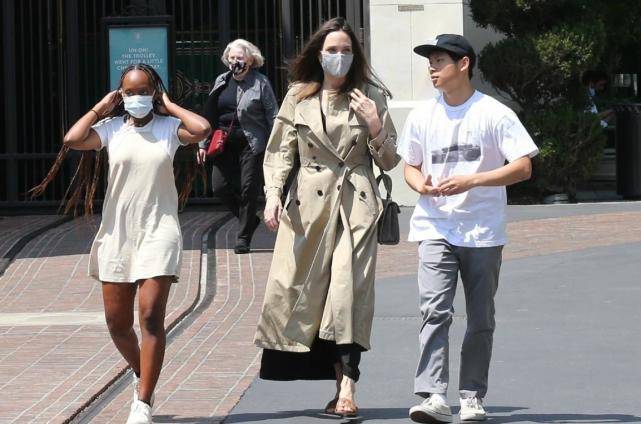 帕克斯|安吉丽娜朱莉出街购物！夏日裹风衣不嫌热，黑人养女竟真空穿T恤