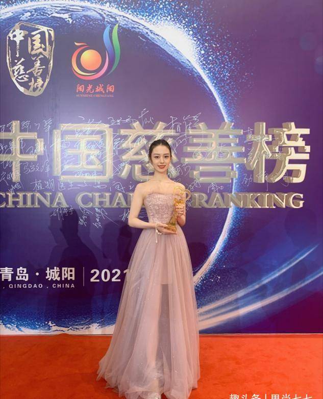 显得|吉娜产后走机场，瘦得厉害紧身衣都填不满，淡妆露面气质清新太多