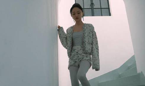 黑色|周迅很适合香奈儿！这条奶蓝色修身裤，一般人hold不住吧？