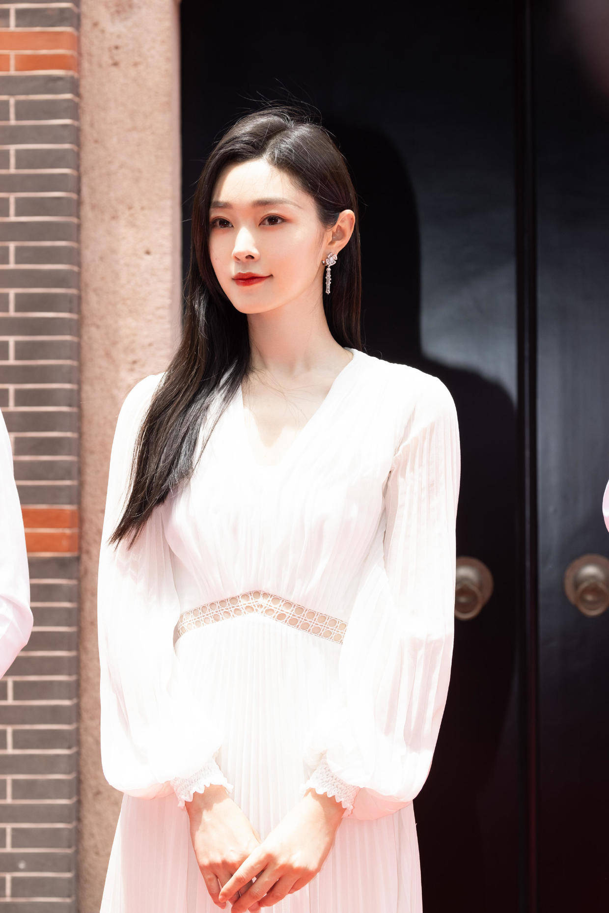 整体|宋轶出演《赘婿》女主角翻红，身穿一袭白色吊带裙亮相，高贵优雅