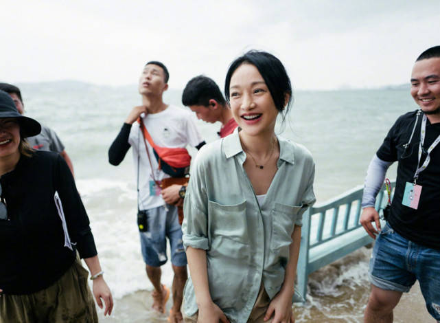 真丝|周迅海边杀青照曝光,真丝衬衣配阔腿裤,莫兰迪色系穿搭好高级