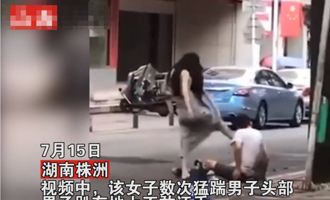 湖南一男子送戒指做生日礼物,遭女友当街暴踹,女友:太丢人