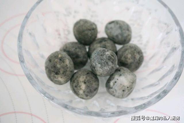 美食|黑芝麻和山药做成小甜品，简单易学，每做一锅全家都吃不够