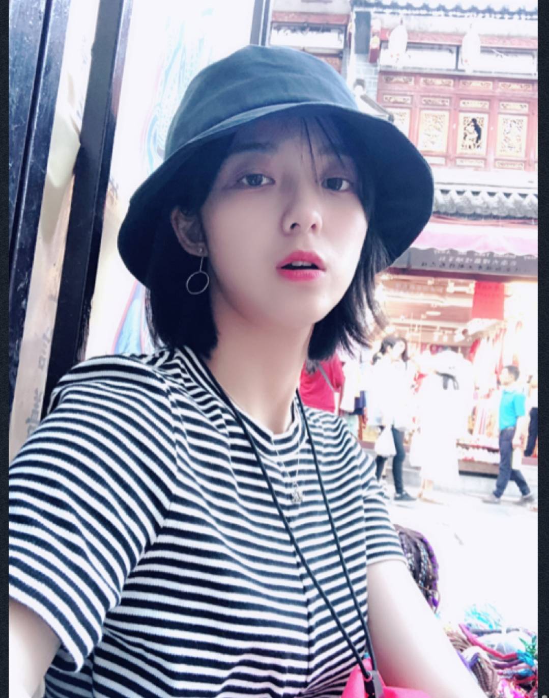 黑色|《外星女生柴小七》万鹏,不仅剧里呆萌可爱,剧外也是甜美女生