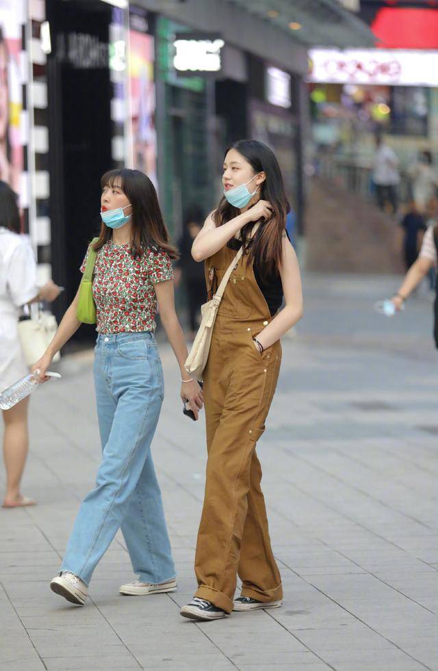 青春|受欢迎的蓝色牛仔裤，穿出青春的气质，夏天搭配很甜美