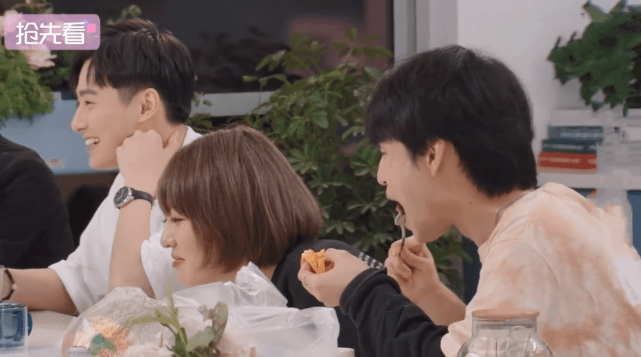 马董|心动4：“方陈式CP”感情升温，女三喂男二牛排，马董都看酸了