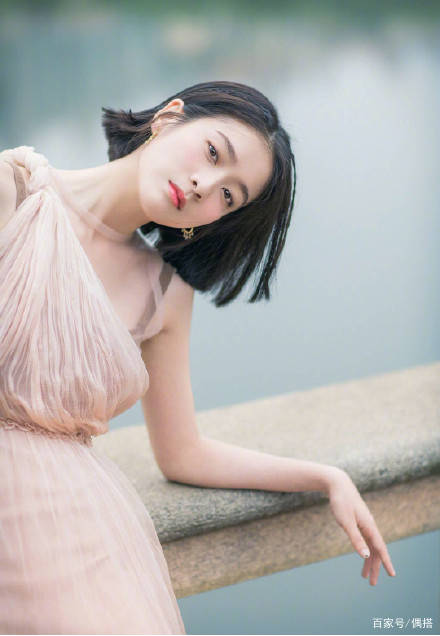 女孩子|林心如终于换新发型！短发搭粉嫩衬衫，太减龄，43岁依然似少女