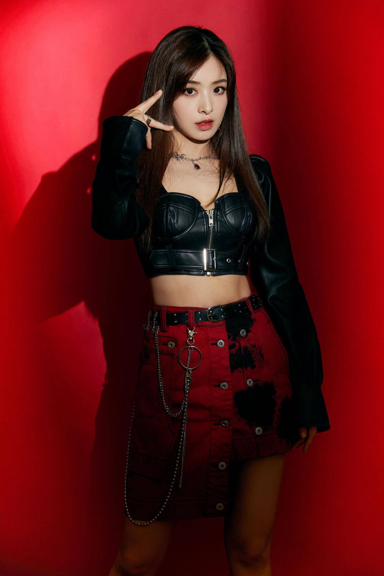 黑色|张含韵又“火”了，穿一袭黄色刺绣抹胸礼服高级洋气，甜美俏皮