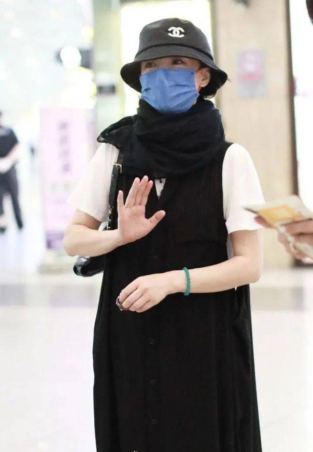 黑色|周迅佛系穿搭走机场，黑色长衫配编织大头鞋，美得淳朴自然