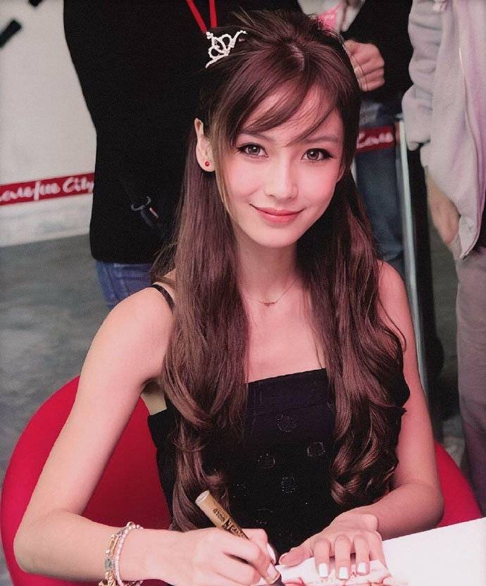 发丝|Angelababy早期清纯美颜照曝光，比现在还要美上几分，混血小公主