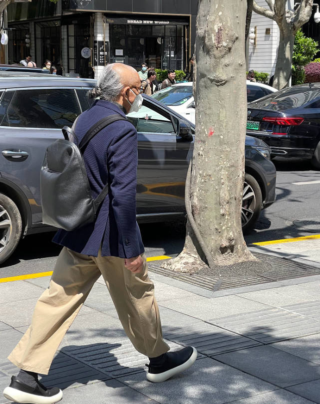 上海街|论老年穿搭，就服上海街头的爷爷奶奶，这气质丝毫不输国际超模