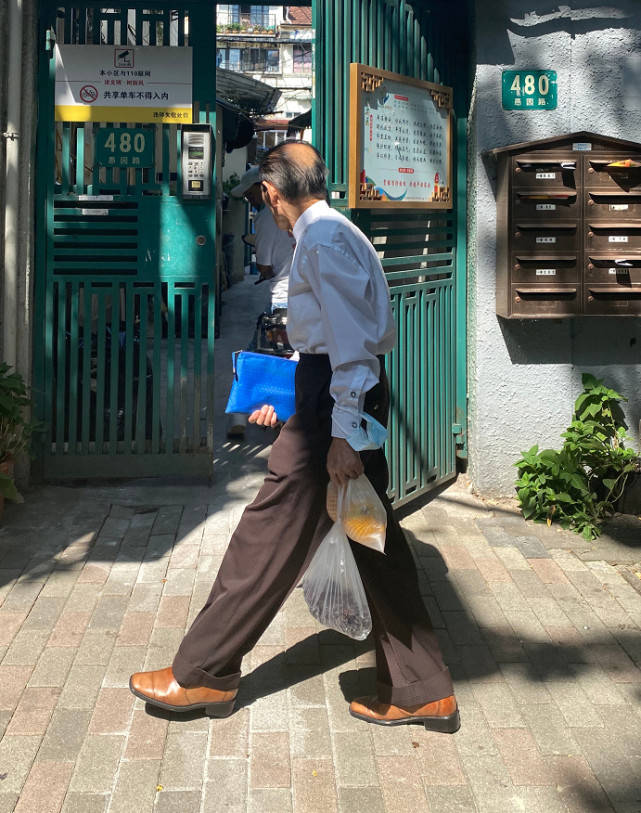 上海街|论老年穿搭，就服上海街头的爷爷奶奶，这气质丝毫不输国际超模