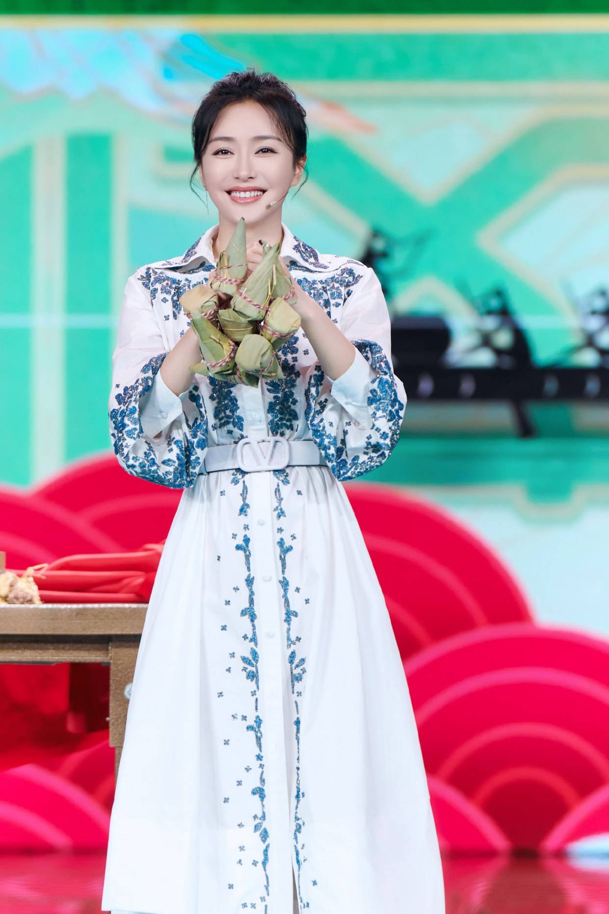 条纹|不愧是“白月光”，41岁秦岚少女碎花裙甜美俏皮，美回校园初恋