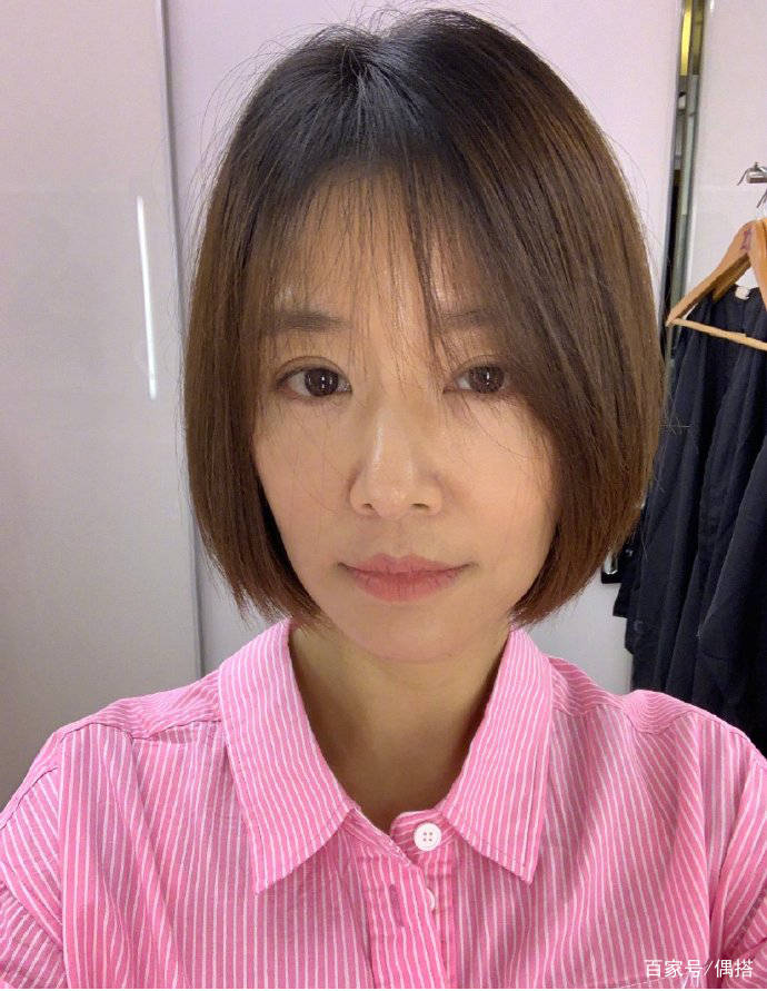 女孩子|林心如终于换新发型！短发搭粉嫩衬衫，太减龄，43岁依然似少女