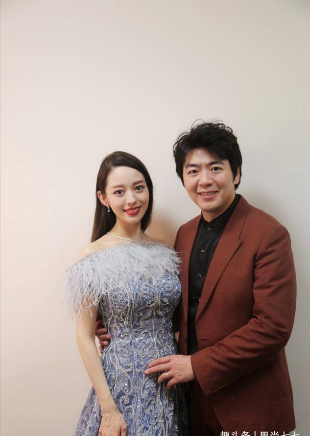 显得|吉娜产后走机场，瘦得厉害紧身衣都填不满，淡妆露面气质清新太多