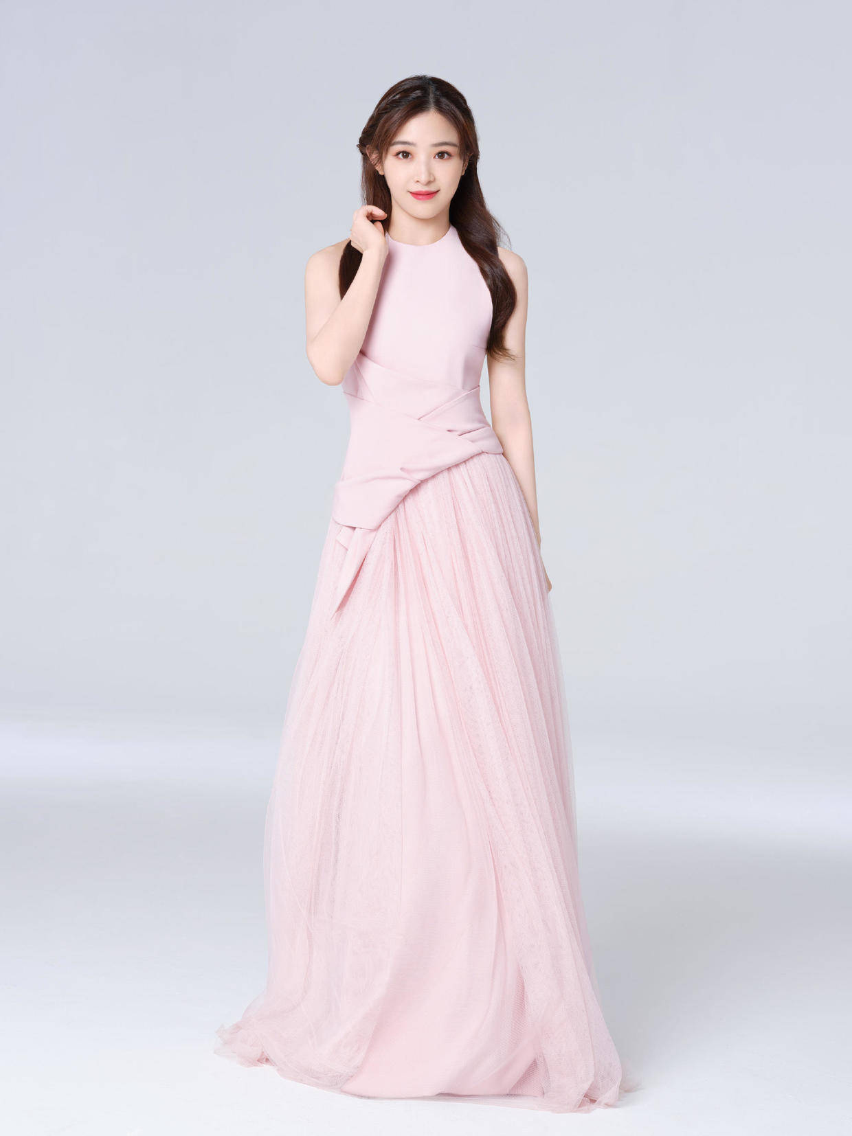 黑色|张含韵又“火”了，穿一袭黄色刺绣抹胸礼服高级洋气，甜美俏皮