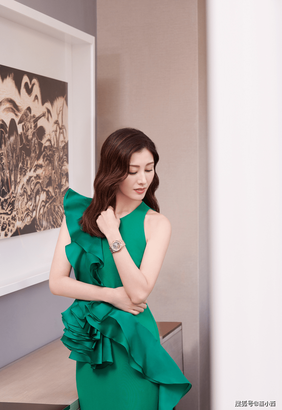 魅力|李嘉欣都被老公宠成公主了,穿紫色抹胸裙高贵优雅,哪像51岁了?