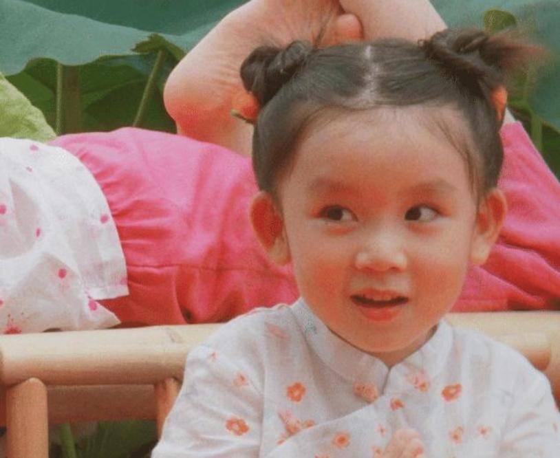 姐妹|阿拉蕾晒出姐妹写真，五官长开撞脸杨超越了，妹妹的颜值被热议