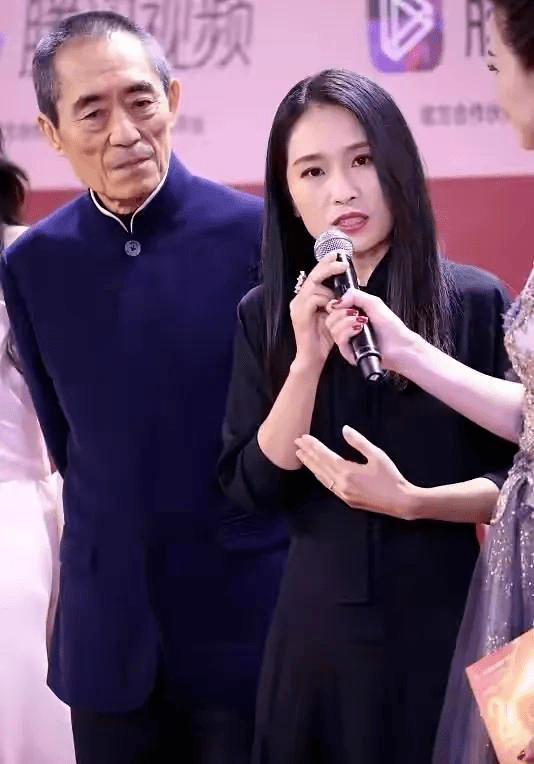 设计|张艺谋长女越来越美，穿黑色长裙优雅迷人，同框老爸气场丝毫不输